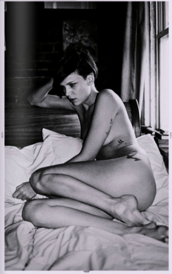 Mollie Sue Steenis-Gondi
Photo: Hanna Putz
For: Nude Paper Magazine, Issue 2
