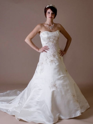 Anna Bradfield
For: Lila Couture Bridal Gowns
