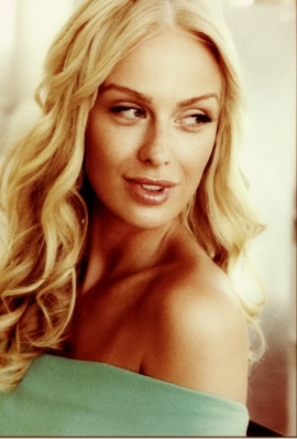 CariDee English
