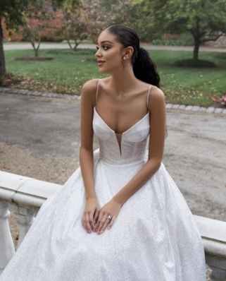 Gabrielle Kniery
Photo: Amy Anaiz
For: Kleinfeld Bridal 2021 Campaign
